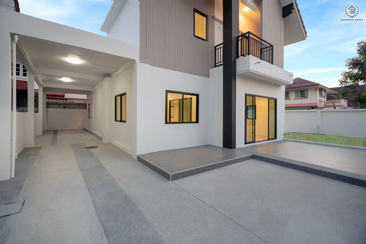 บ้านมือสองตกแต่งใหม่ ตกแต่งสไตล์ Nordic โครงการ กฤษดานคร18 บรมราชชนนี-พุทธมณฑลสาย3  เนื้อที่ 60 ตร.ว. บนพื้นที่ใช้สอยมากถึง 322 ตร.ม. อีกระดับของฟังก์ชัน 3 ห้องนอน 3 ห้องน้ำ 1 ห้องอเนกประสงค์ จอดรถได้ 3 คัน บรรยากาศสุด Private บนทำเลศักยภาพเชื่อมต่อหลายเส้นทาง ใกล้เซ็นทรัลปิ่นเกล้า ม.มหิดล และทางด่วน "ศรีรัช"